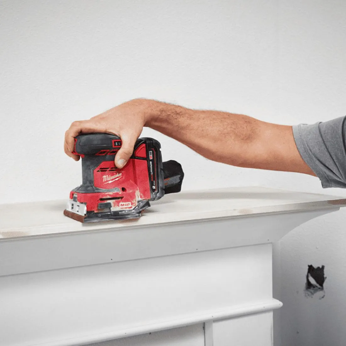 Milwaukee M18BQSS-0 18V Sheet Sander with 1 x 5.0Ah Battery & Charger